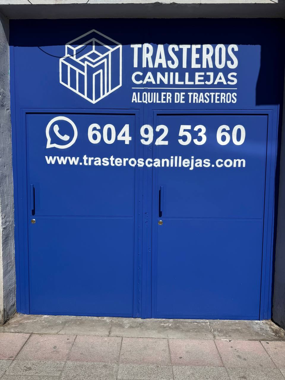 Acceso exterior con puerta de las instalaciones de Trasteros Canillejas