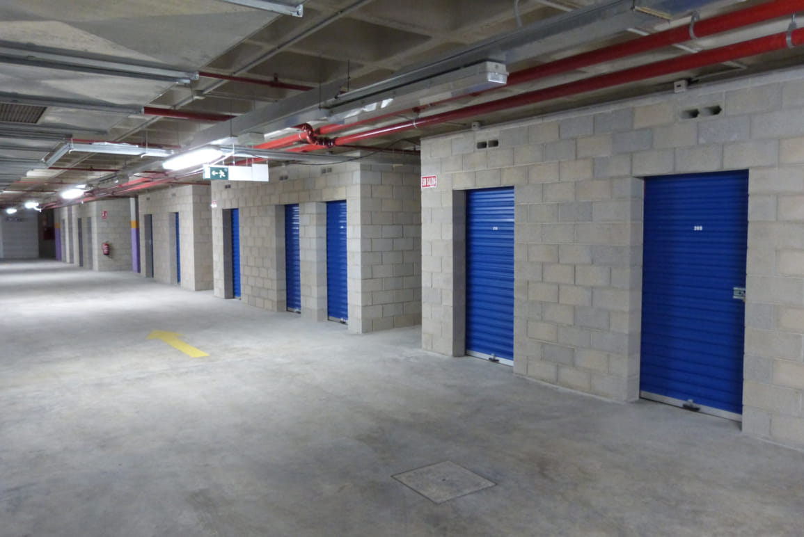 Interior luminoso de un trastero en Canillejas